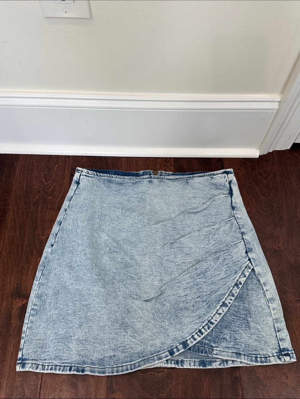 NEW Women’s Jean Skirt Acid Wash Denim Tulip-Hem, stretchy material, size Large